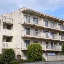 修繕箇所が多く見られる築年数の経過した賃貸マンションの外観