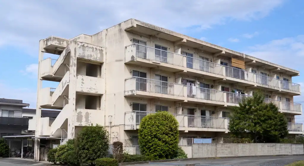 修繕費が増えてきたアパートの選択肢｜継続か、建替えか、売却か？