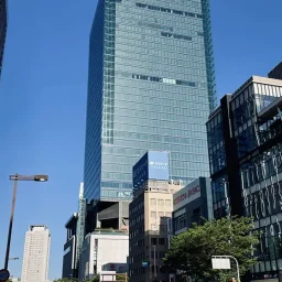 自然光の中で関西地方の街並みを俯瞰したイメージ
