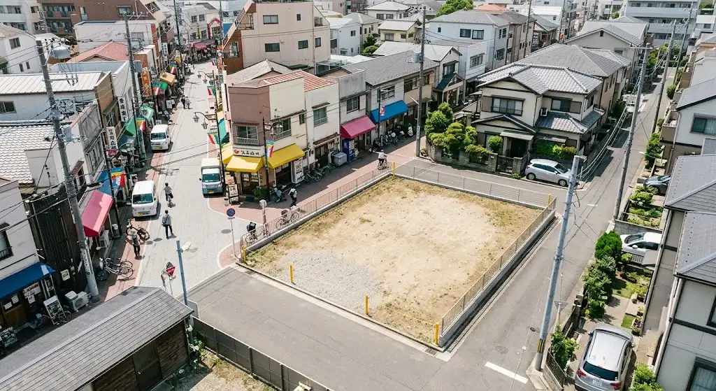 幹線道路から1本入った生活圏にある土地を俯瞰して見たイメージ